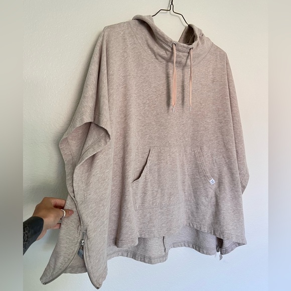 Victoria’s Secret Supermodel Poncho - Picture 2 of 9